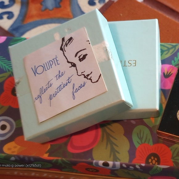 Sold.     1940s Estee' Lauder Compact w/ mop - Picture 3 of 4